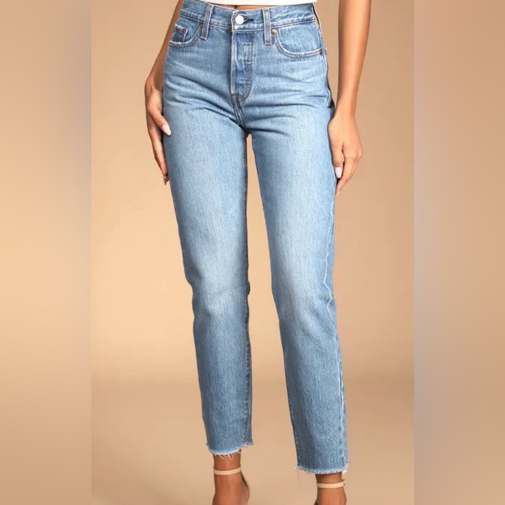 LIKE NEW Levi’s Wedgie Straight Size 27